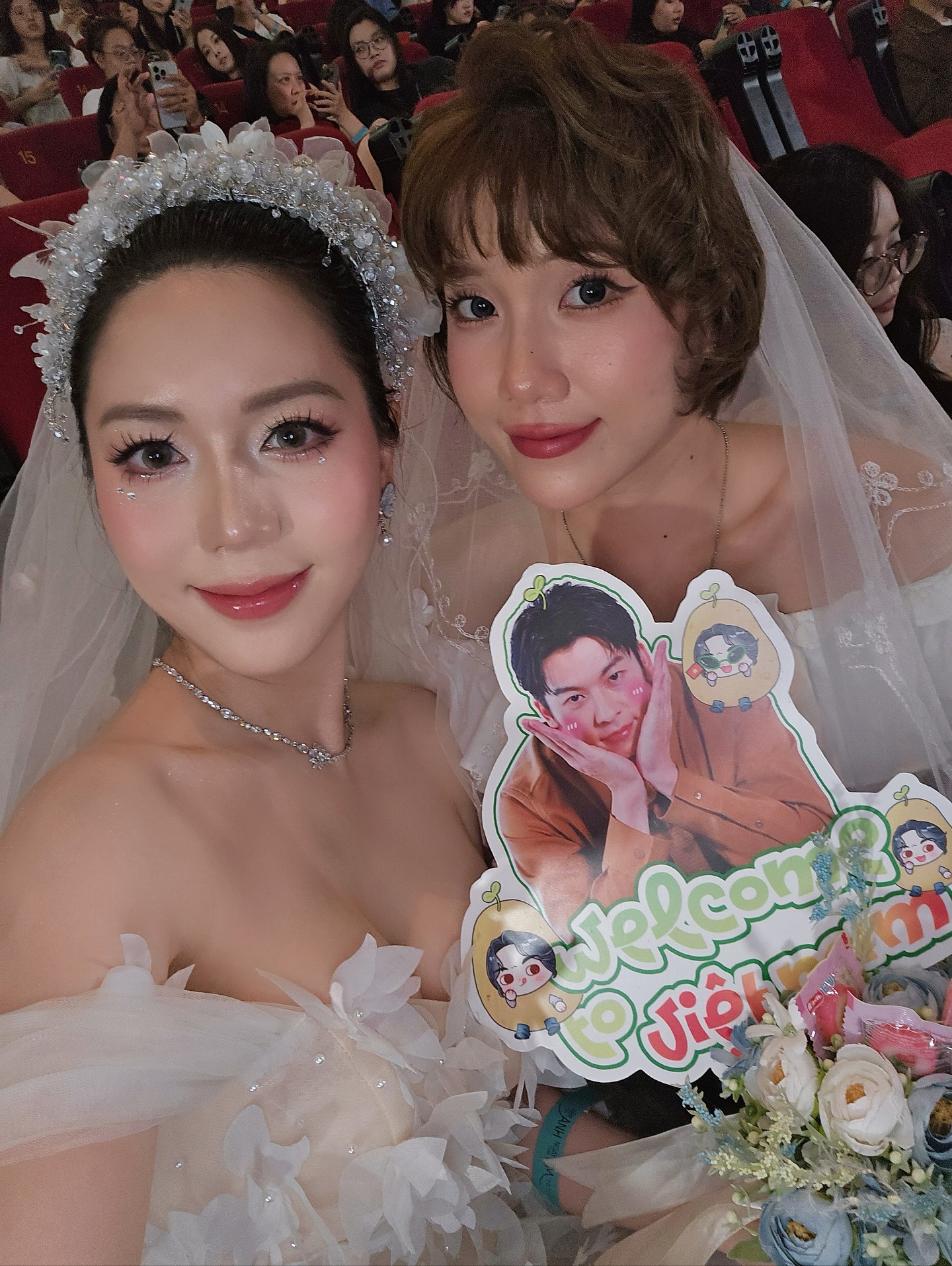 Hai fan nữ mặc váy cô dâu đi gặp thần tượng