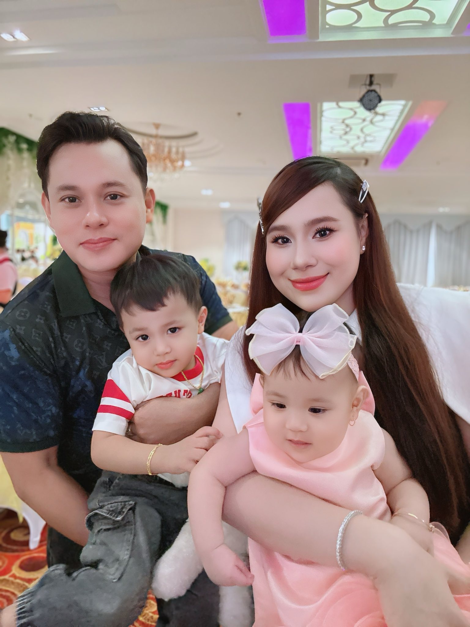 Hồ Bích Trâm bên chồng con