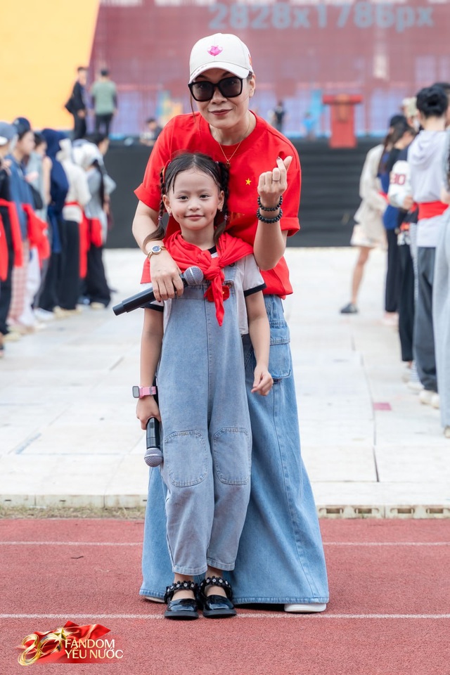 Hà Thủy Tiên luyện tập cùng Mỹ Tâm