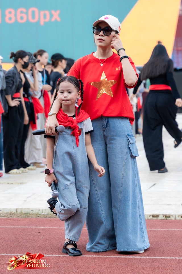 Thuỷ Tiên luyện tập cùng các nghệ sĩ