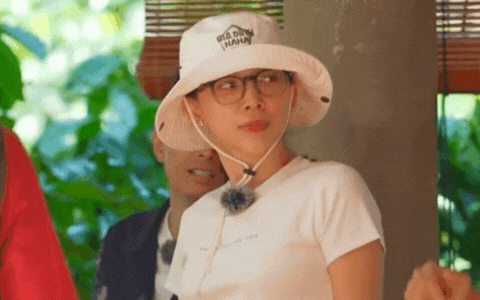 Tóc Tiên còn nán lại để chào tạm biệt mọi người và gửi lời hỏi thăm bố mẹ Bùi Công Nam
