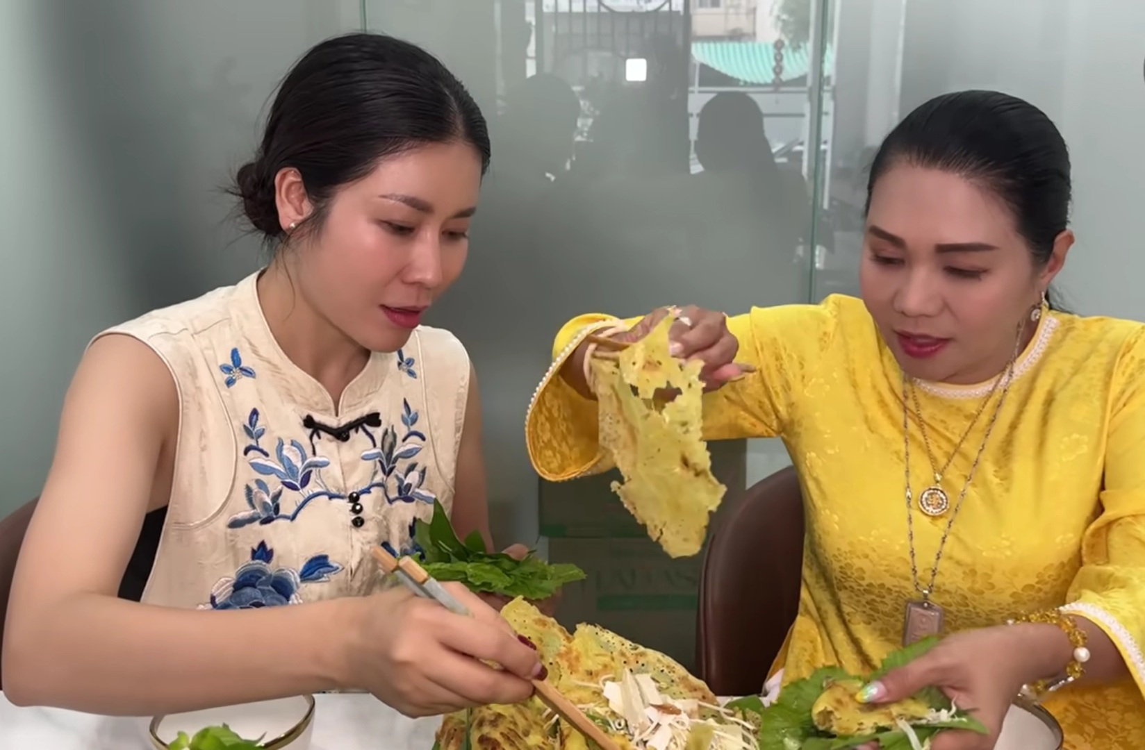 Dung Đăng Đung Để và NSƯT Ngọc Huyền cùng nhau trò chuyện