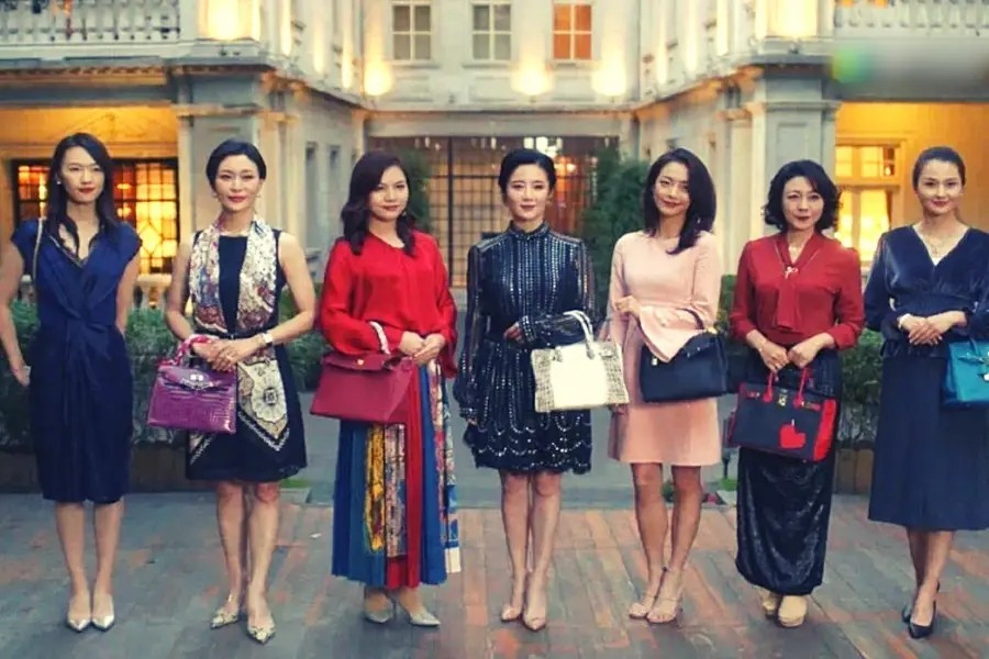 Phiên bản Trung toát lên vẻ sang trọng, quyền quý, nhưng nhờ đó bức ảnh trở nên đầy châm biếm.