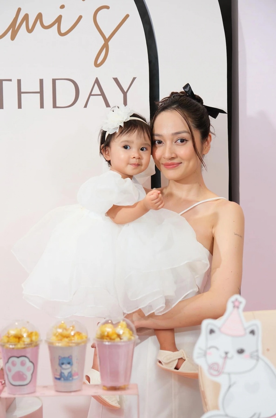 Bảo Anh bên con gái nhỏ