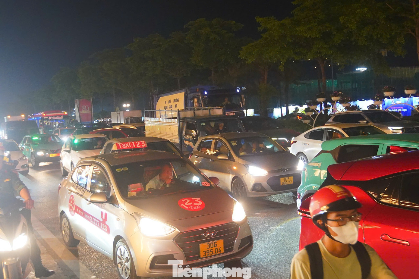Phương tiện giao thông đông đúc di chuyển khó khăn