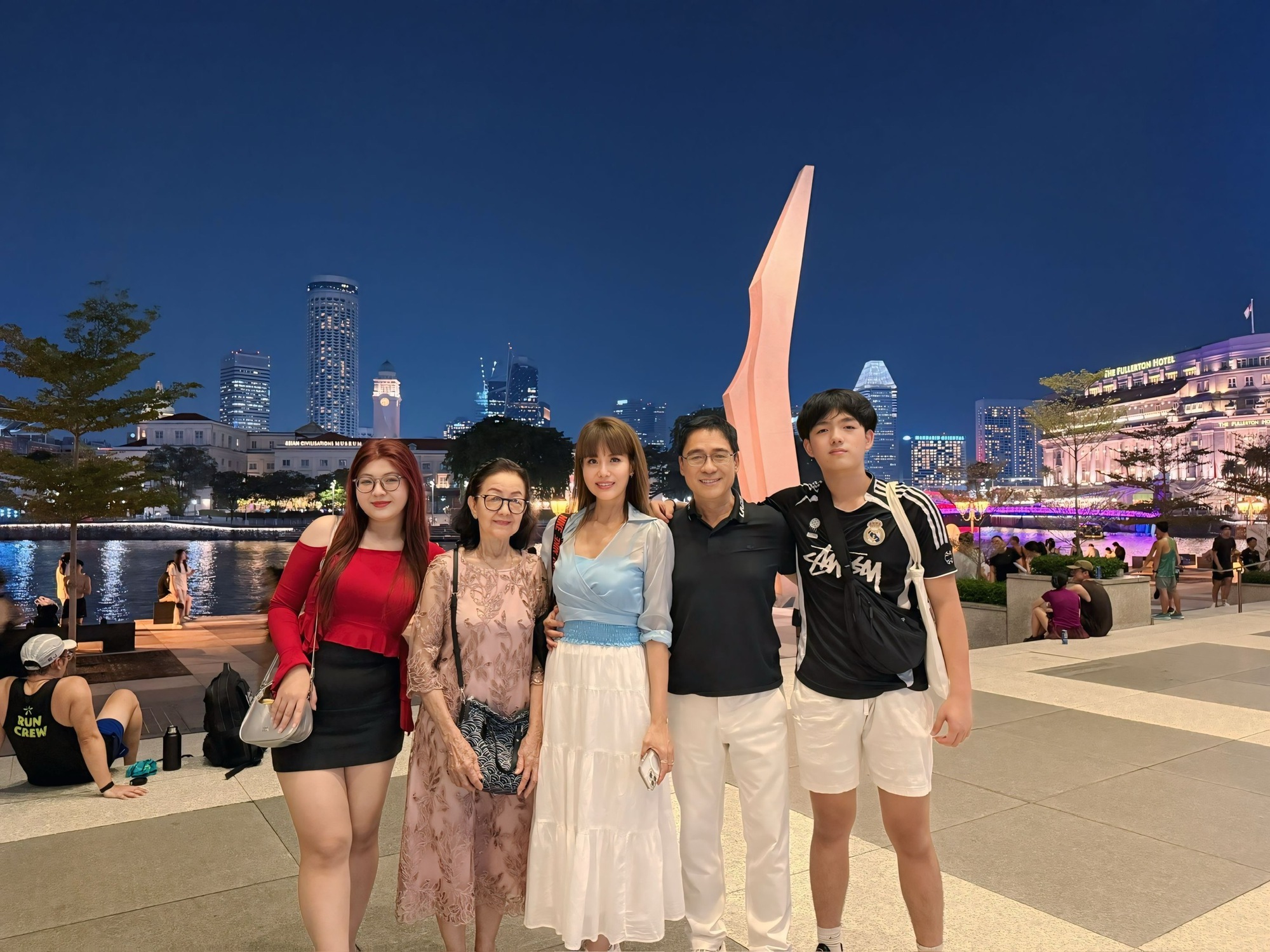 Vợ chồng Á hậu cùng con trai và mẹ đi du lịch