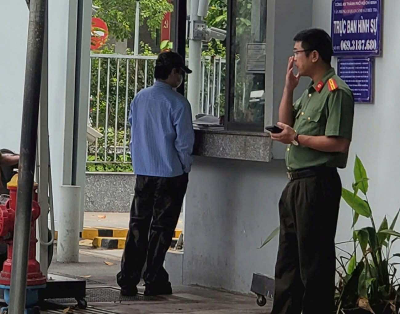 Khánh Phương trong lúc làm thủ tục tại Công an TPHCM