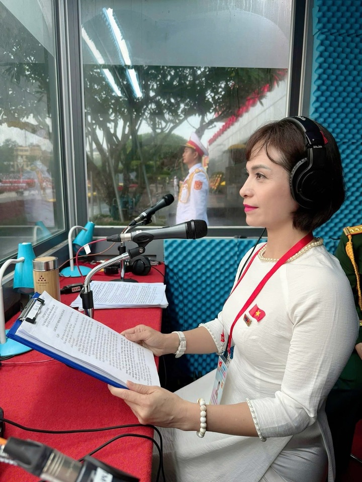 Phát thanh viên Hồng Huệ trong tổ thuyết minh