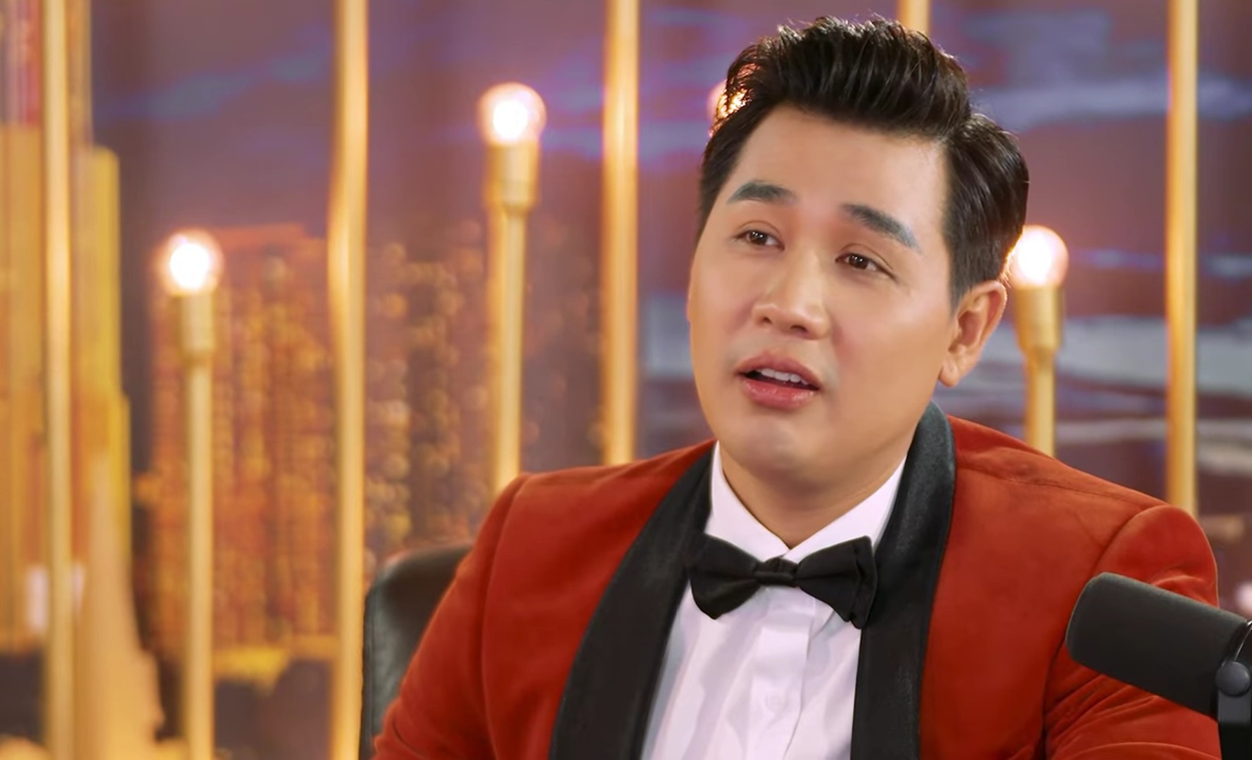 MC Nguyên Khang trò chuyện cùng khách mời