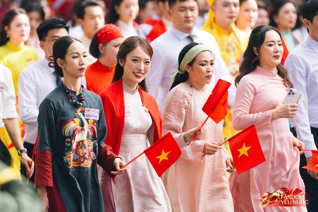 MC Khánh Vy, ca sĩ Phương Thanh và các nghệ sĩ tươi rói trong Khối Văn hoá - Thể thao diễu hành