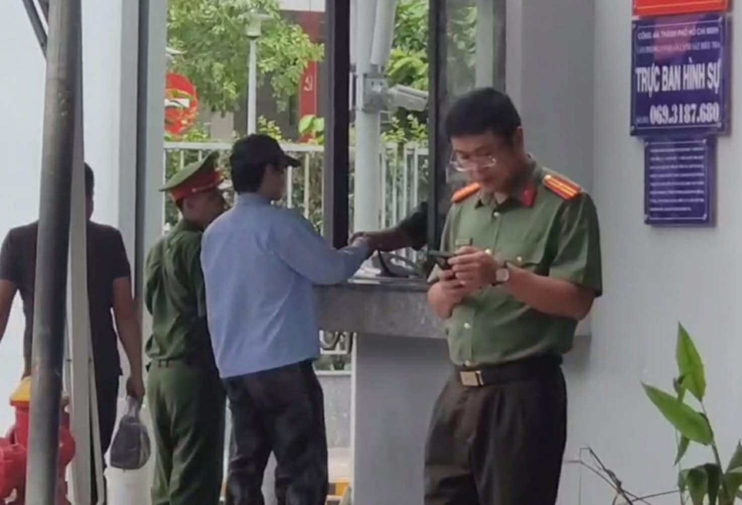 Ca sĩ Khánh Phương đeo khẩu trang và đội nón tại cổng Công an TPHCM