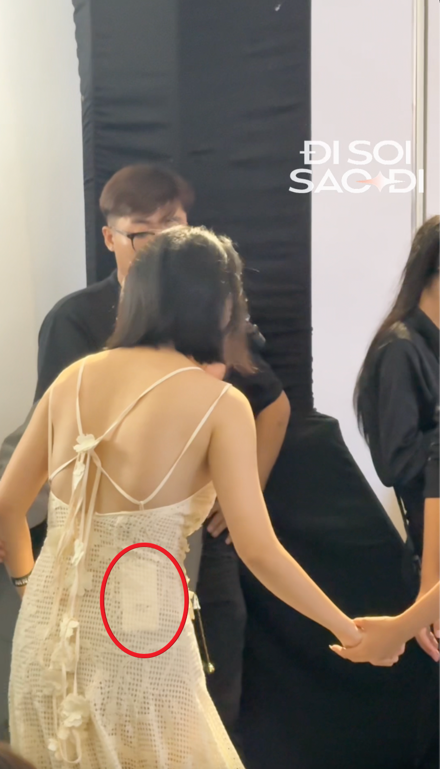 Quỳnh Lương hở bạo sau sinh, gặp sự cố điếng người- Ảnh 6. Chiếc tag váy hiện rõ