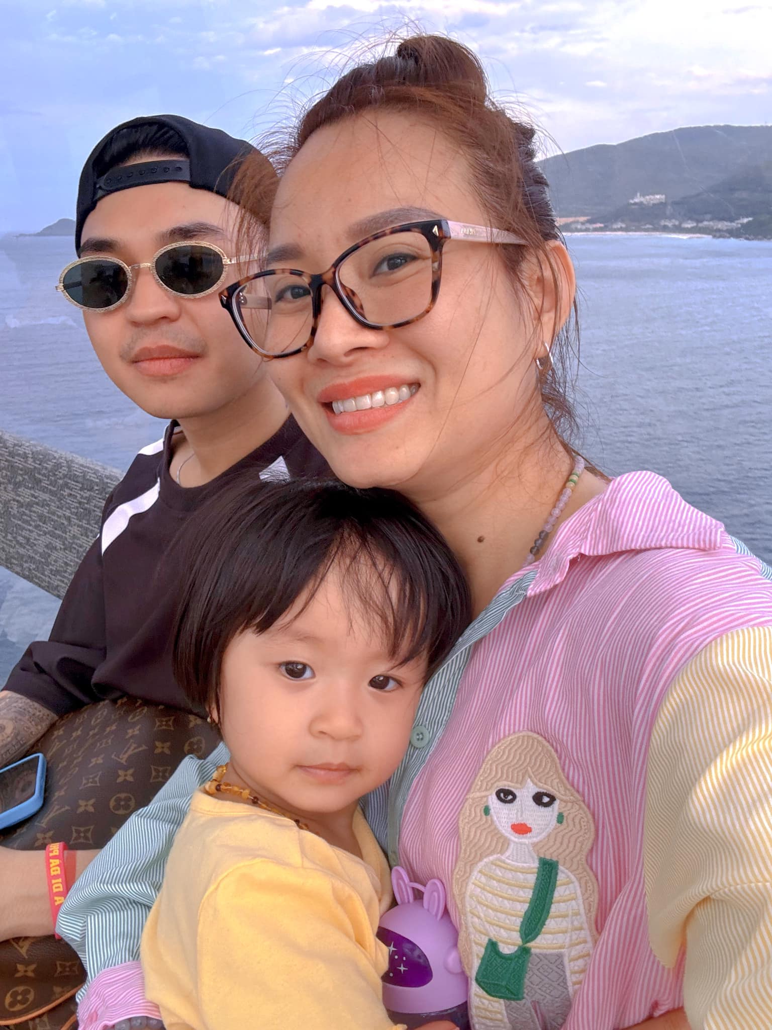 Vợ chồng Duy Phước - Trân Châu và con gái chung.