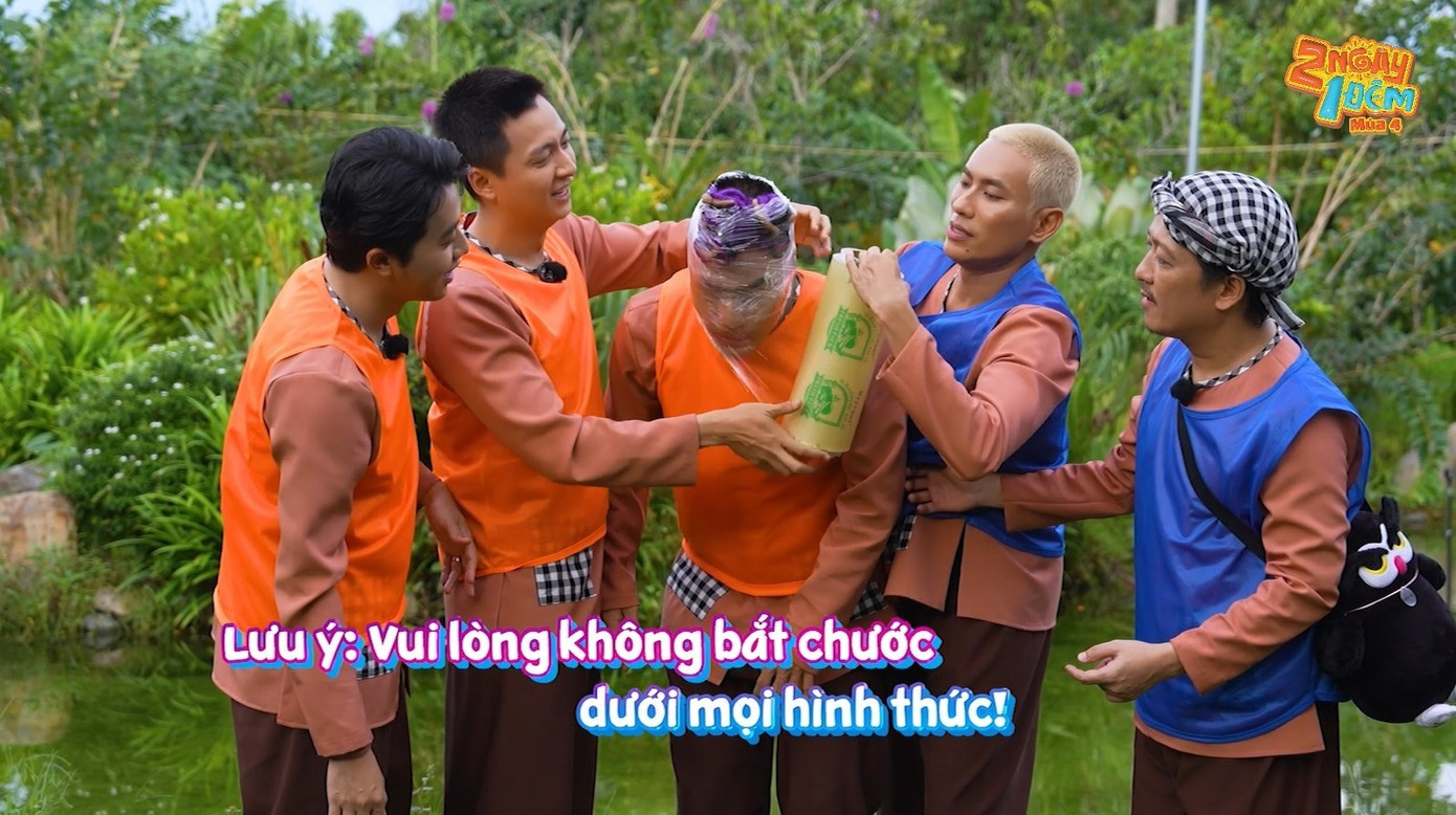 Lê Dương Bảo Lâm bị bịt kín mặt bằng màng bọc thực phẩm