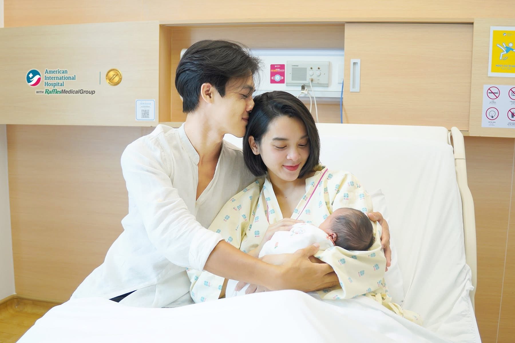 Quỳnh Lương hở bạo sau sinh, gặp sự cố điếng người- Ảnh 9. Gia đình Tiến Phát - Quỳnh Lương đón thành viên mới