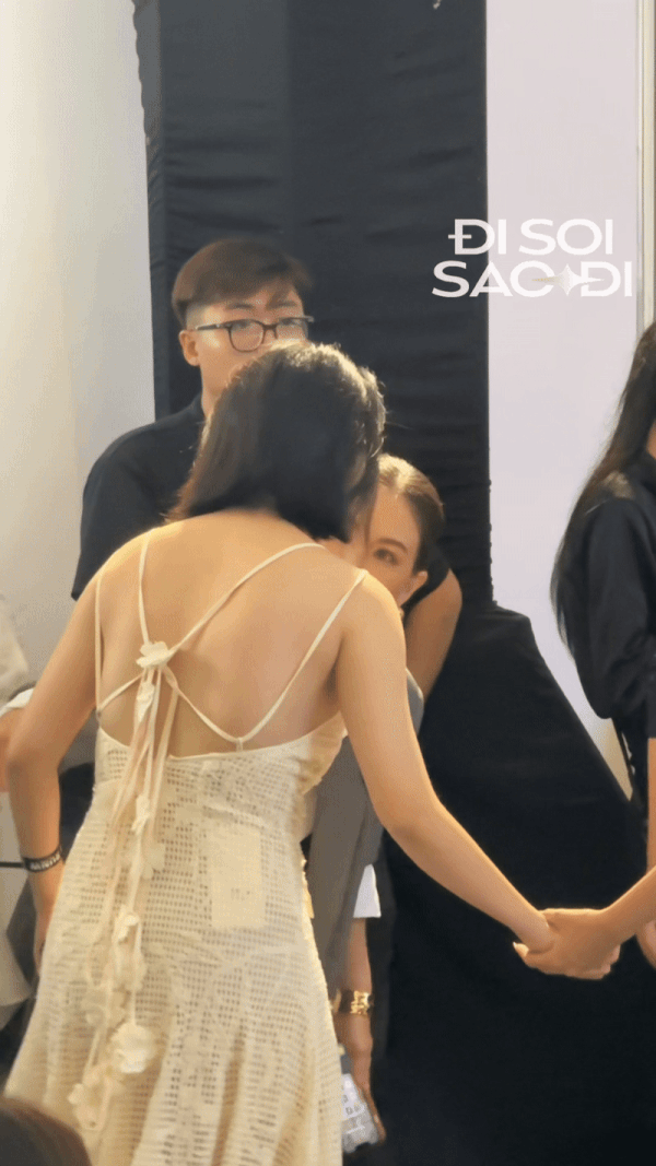 Quỳnh Lương hở bạo sau sinh, gặp sự cố điếng người- Ảnh 1. Bóng lưng gợi cảm của Quỳnh Lương