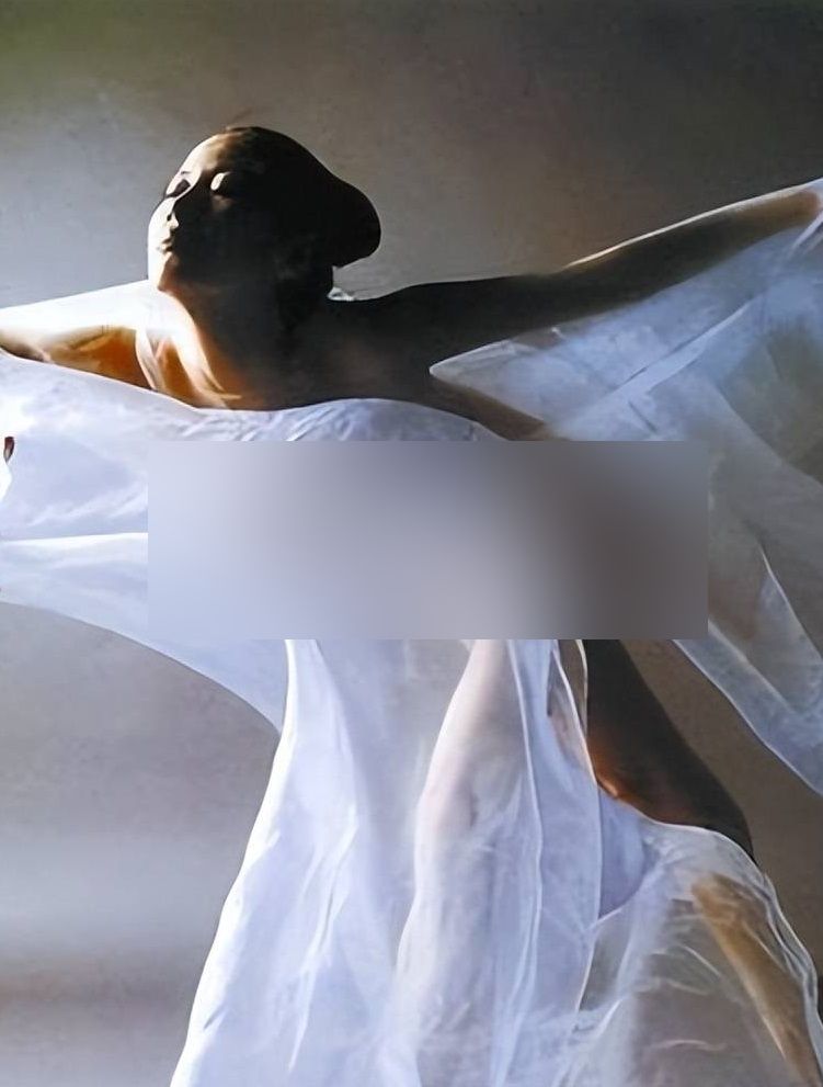 Thang Gia Lệ nổi tiếng nhờ những bức ảnh thiếu vải