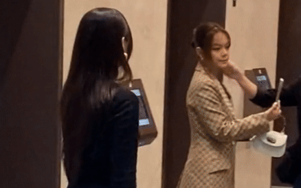 Khoảnh khắc gặp mặt của hai ca sĩ