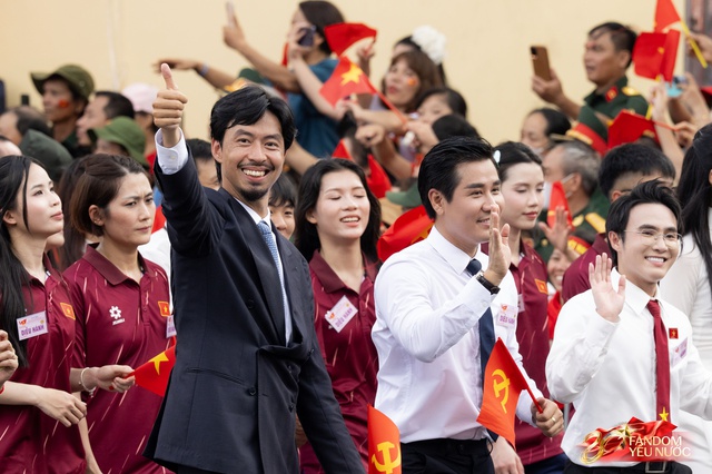Đen Vâu tươi rói, vẫy chào người dân khi diễu hành
