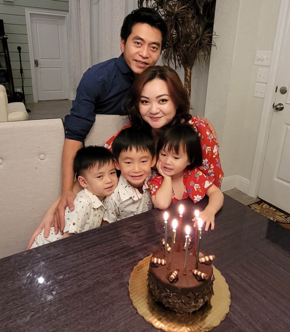 Xuân Mai bên gia đình