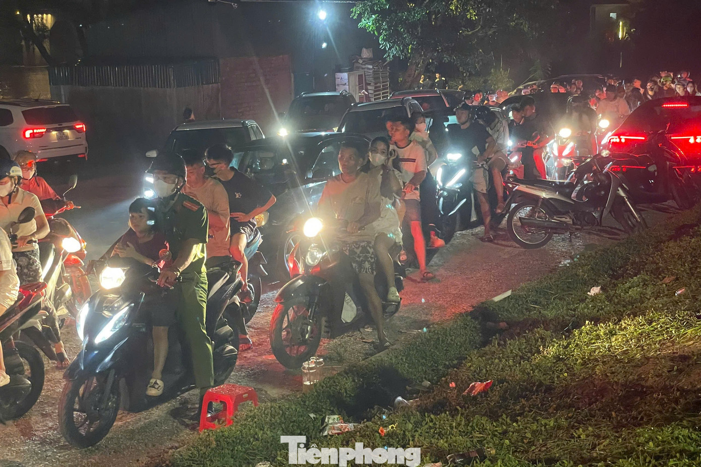 Dòng người nhích từng chút một để thoát khỏi khu vực xem pháo hoa