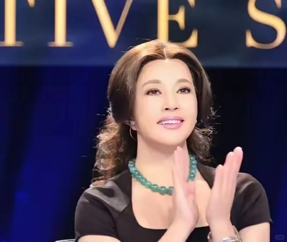 Lưu Hiểu Khánh với các món đồ biểu tượng văn hóa