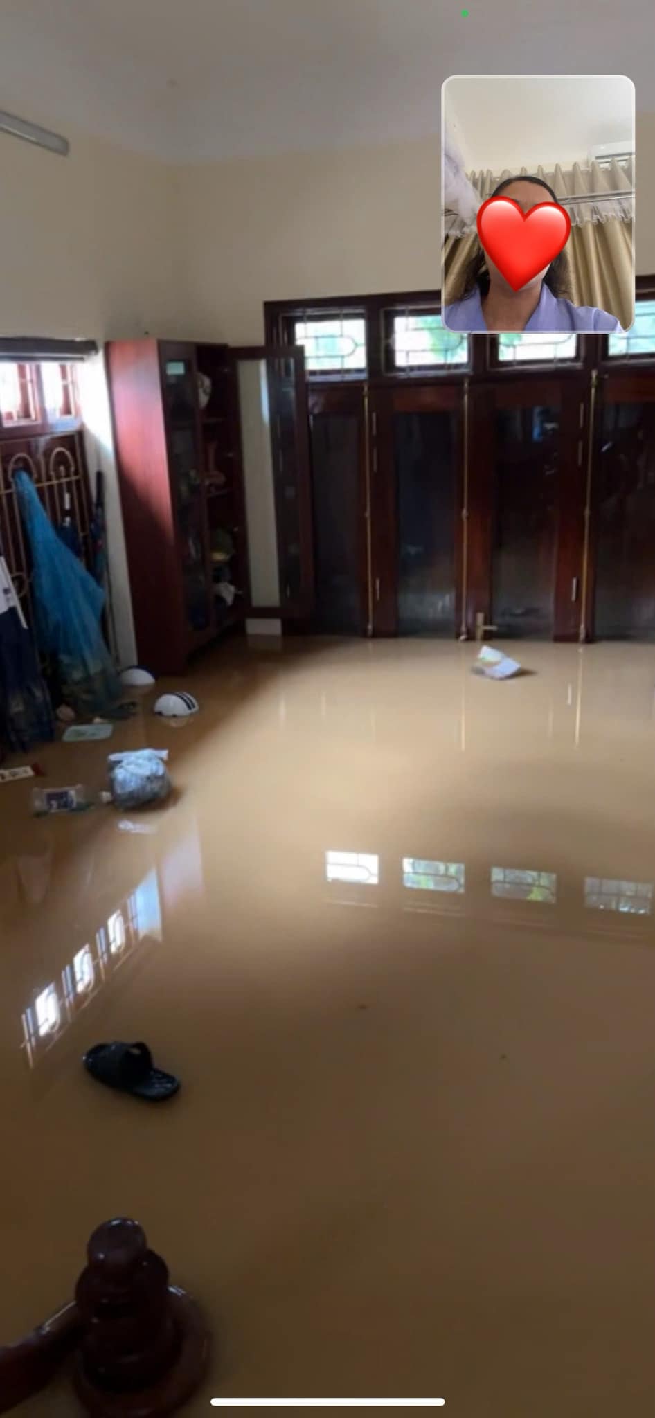 Đồ đạc hư hỏng do mưa lũ tại nhà Lương Thuỳ Linh Thiệt hại đồ đạc trong nhà Hoa hậu