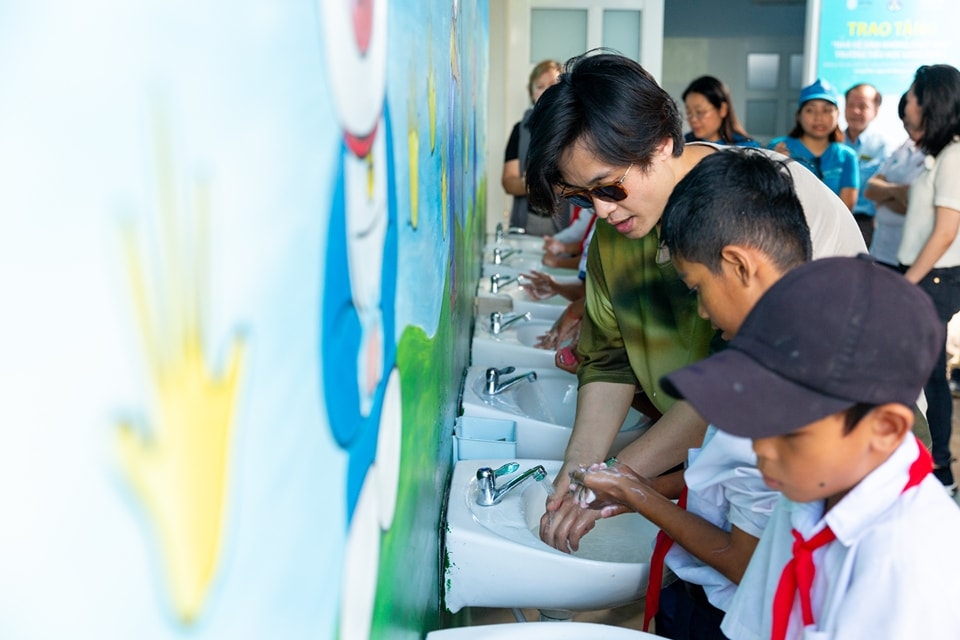 Hà Anh Tuấn trong hoạt động thiện nguyện Nam ca sĩ tham gia hoạt động xã hội