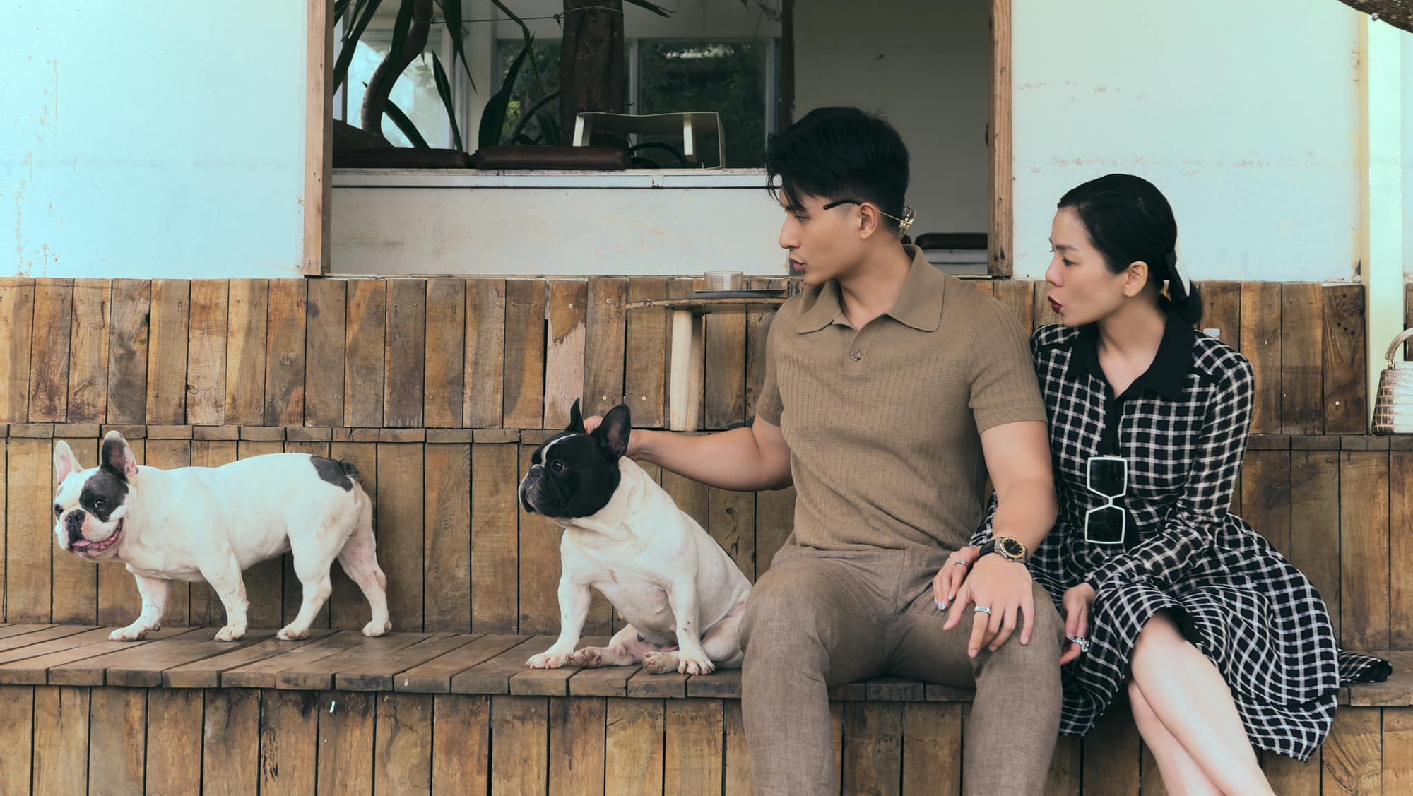 Cặp đôi quấn quýt bên nhau