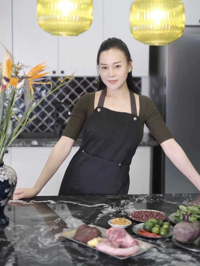 Phương Oanh đảm đang việc bếp núc