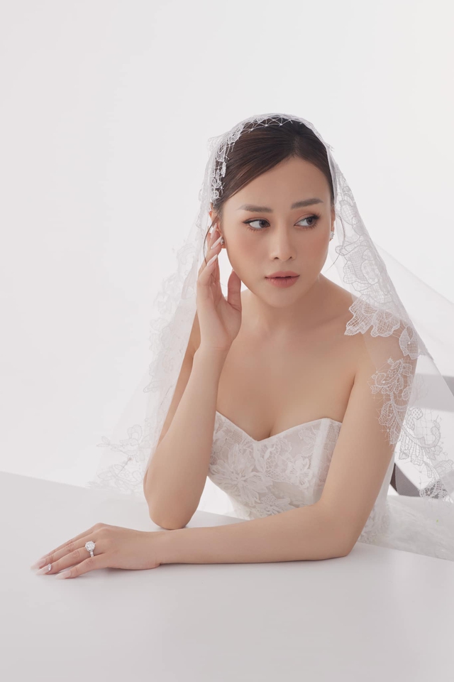Phương Oanh khoe visual nổi bật khi chụp ảnh cưới với doanh nhân Hoà Bình