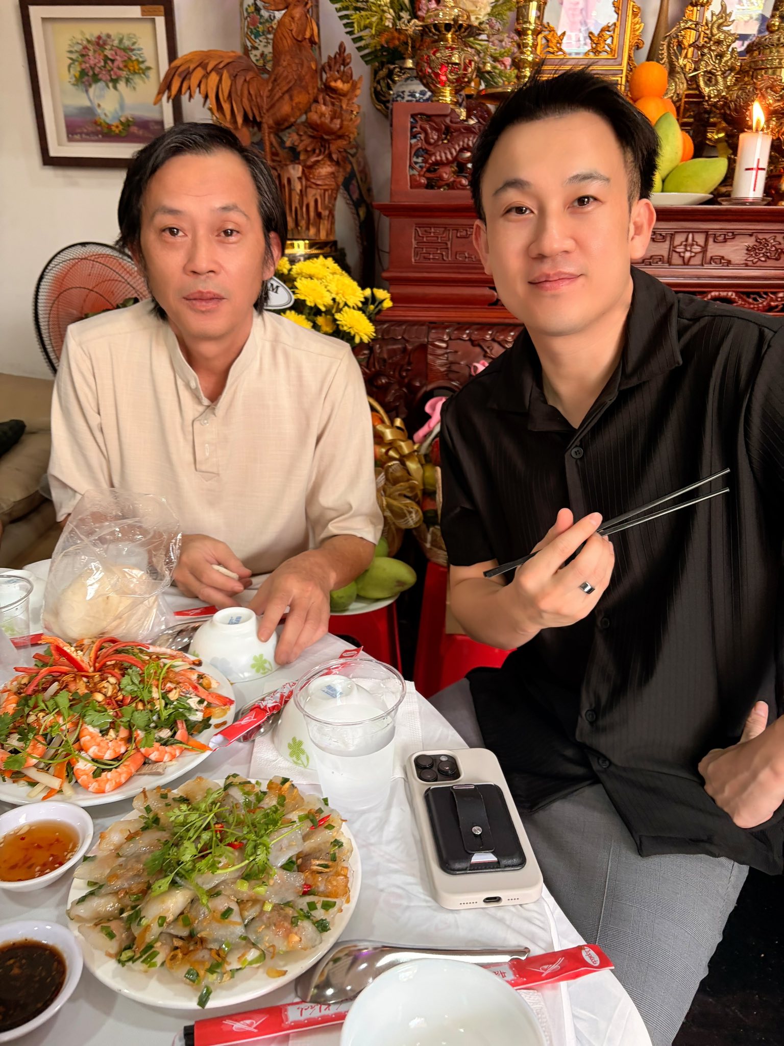 Nghệ sĩ Hoài Linh và gia đình trong dịp giỗ bố