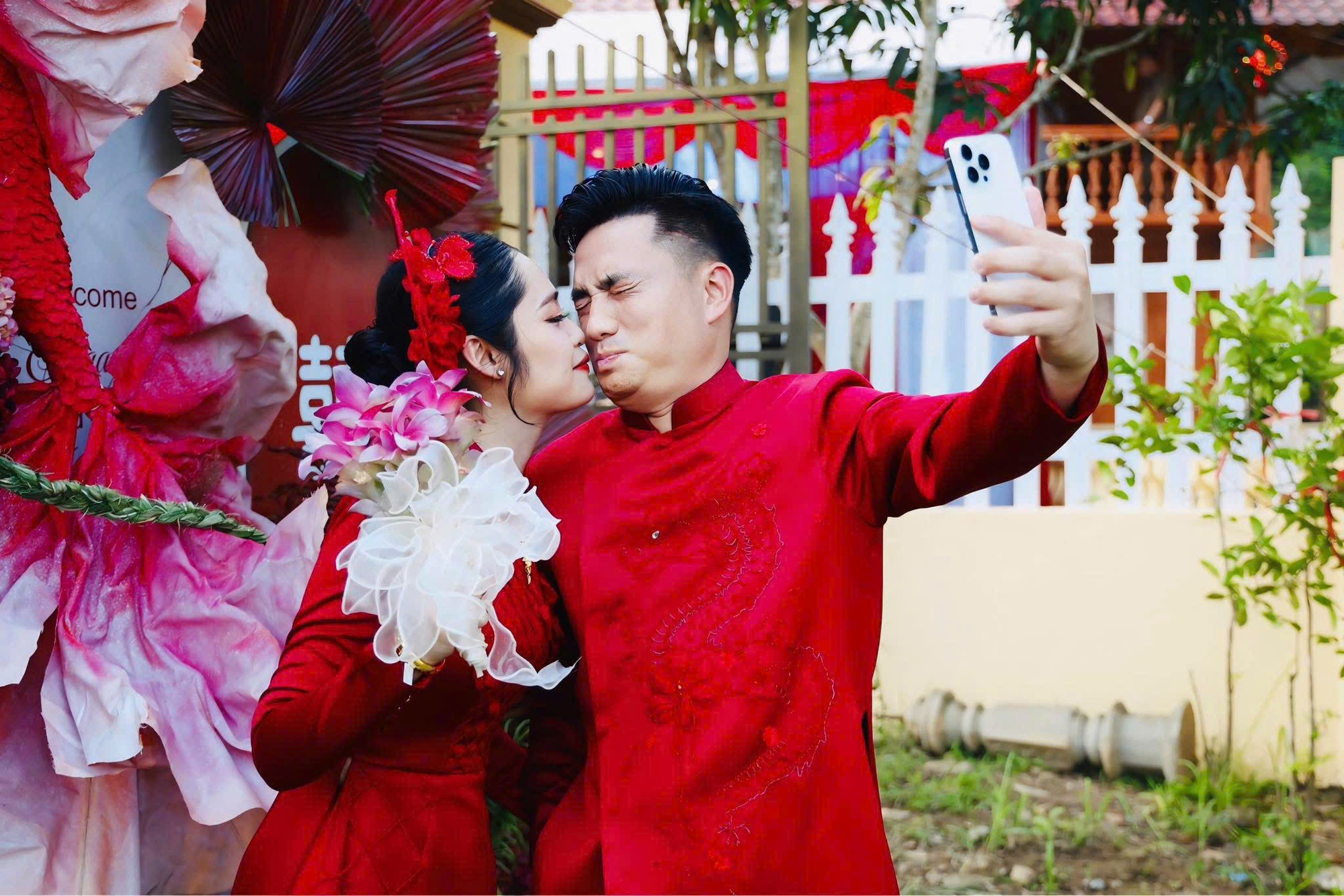 Không gian tiệc cưới sang trọng với tông trắng chủ đạo