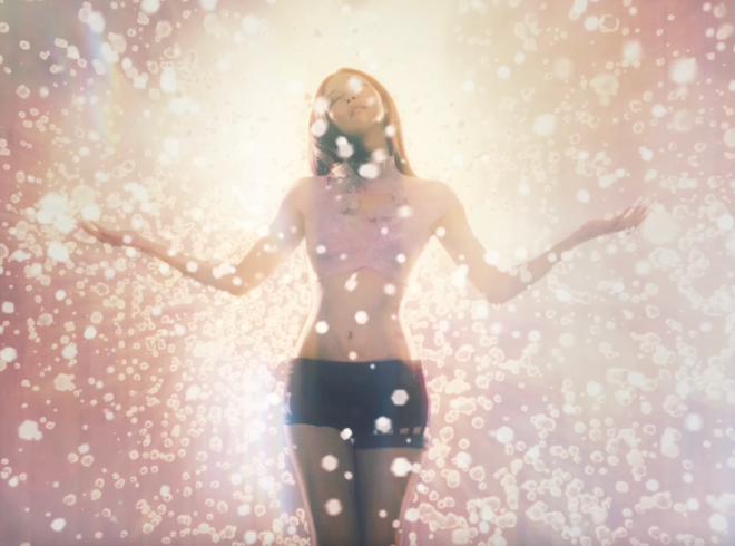 Thân hình bốc lửa của Jennie trong MV