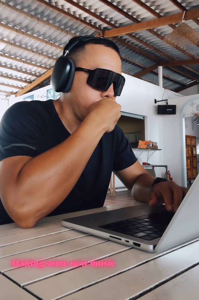 Touliver dành nhiều ngày chữa lành ở biển