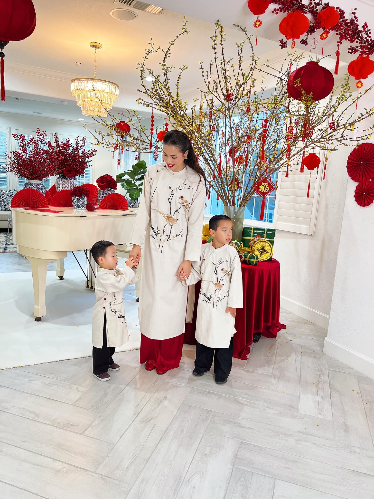 Phạm Hương cùng gia đình nhỏ