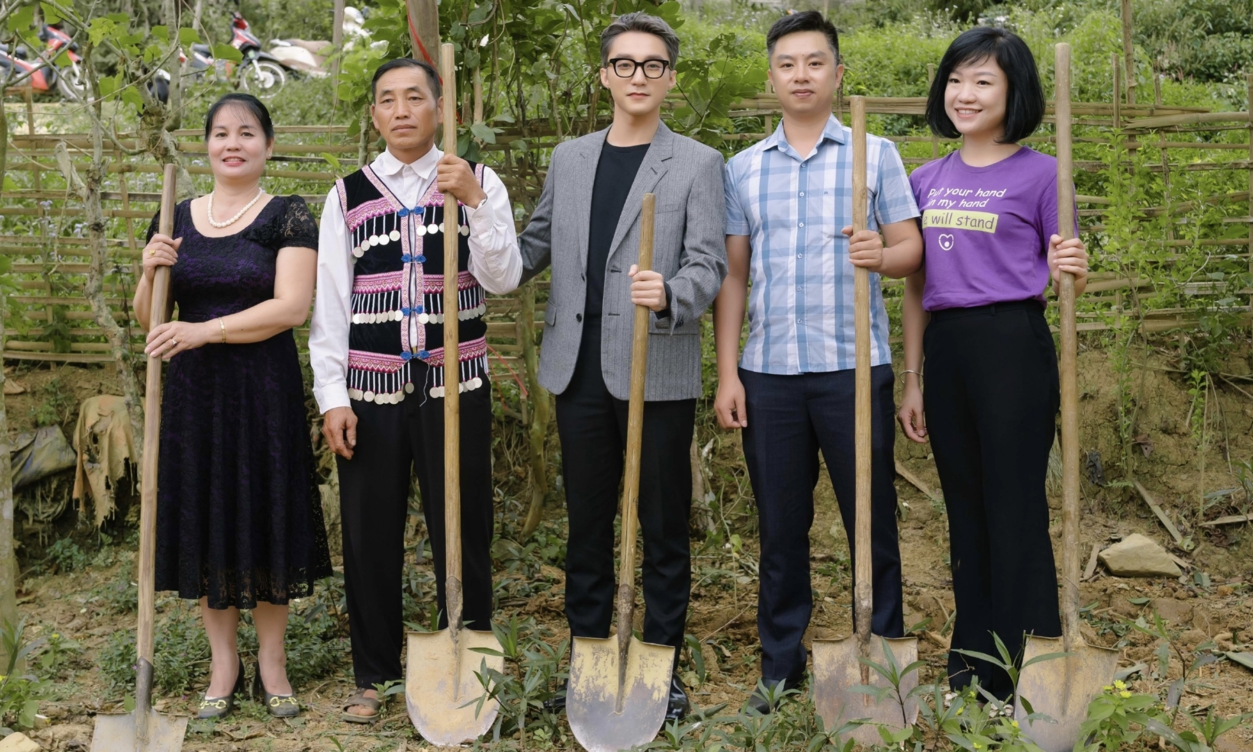 Sơn Tùng trong đợt khởi công xây trường mầm non tại Điện Biên