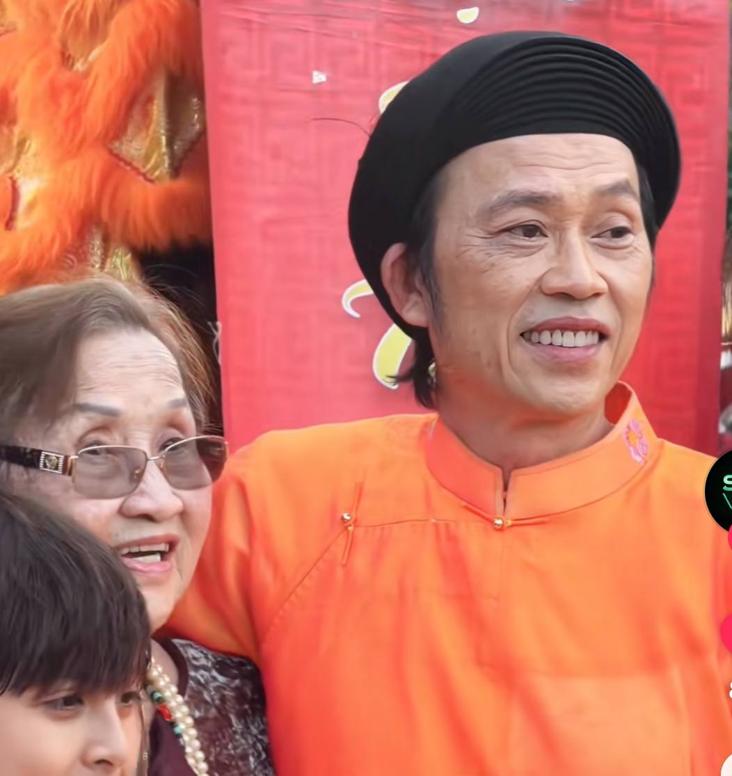 Nghệ sĩ Hoài Linh tươi tắn trong dịp cúng giỗ Tổ vừa qua