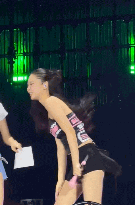 Lisa ngày càng quá đà, outfit ngắn cũn cỡn nhảy 18+ ngay tại quê nhà - Ảnh 3. Jennie ngại ngùng khi thể hiện vũ đạo nóng bỏng của Lisa
