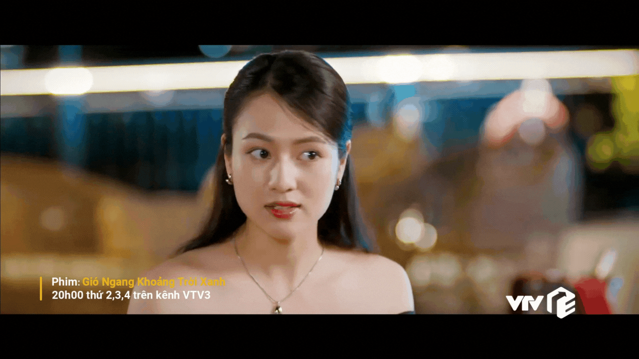 Ngân cười tươi trên du thuyền