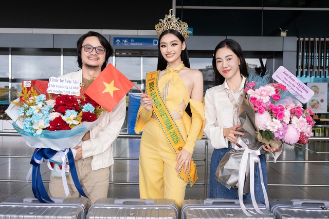 Vợ chồng bà Phạm Kim Dung tiễn Hoa hậu Yến Nhi