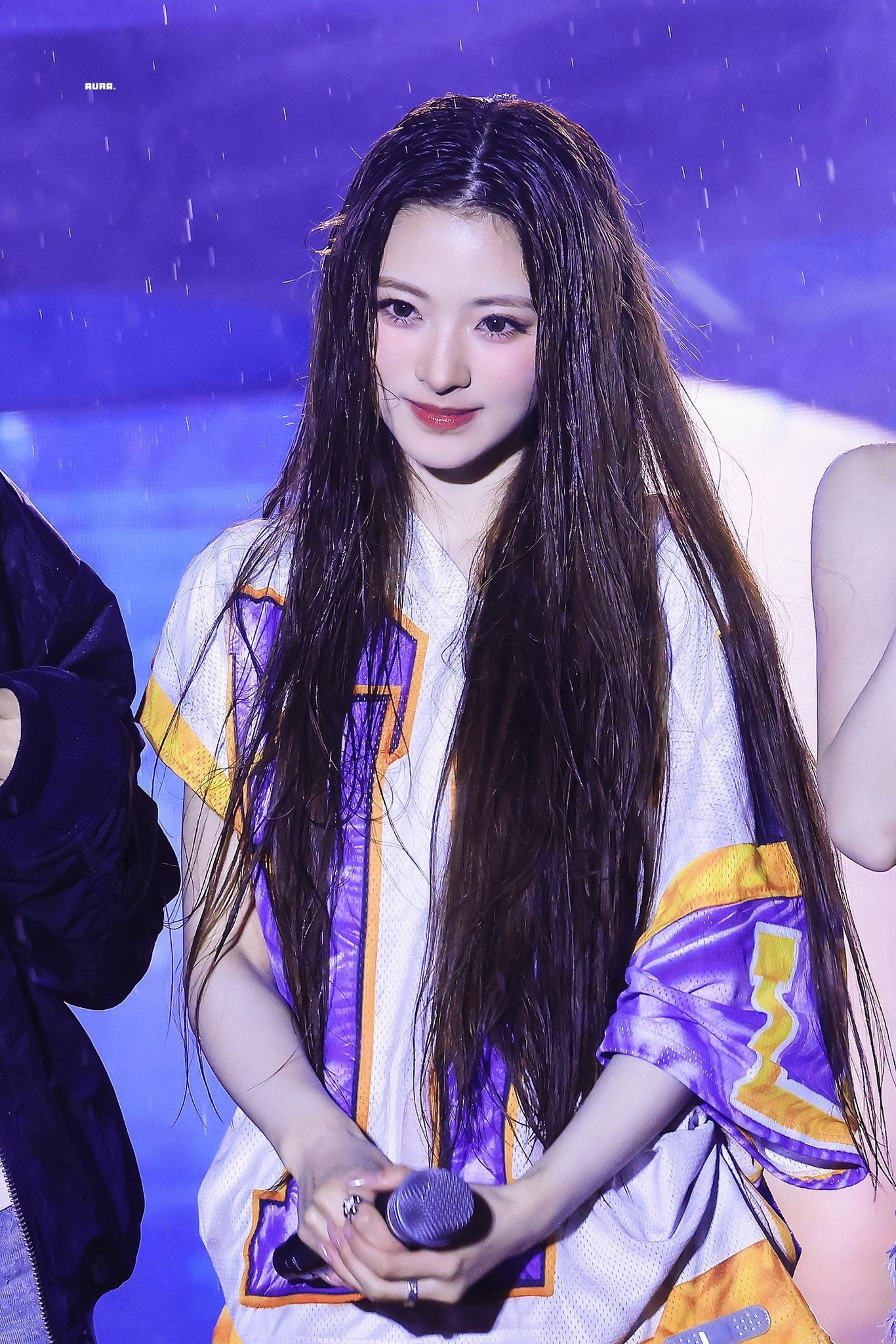Anna là visual nổi bật và sub-vocalist của nhóm MEOVV