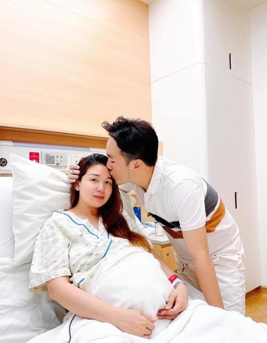 Nam ca sĩ Dương Ngọc Thái cùng vợ Triệu Ái Vy