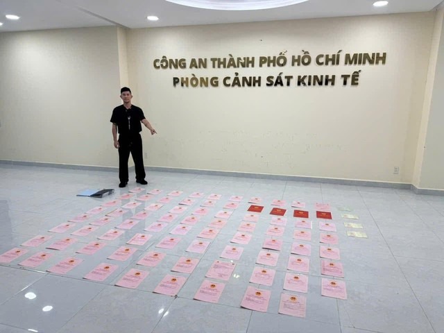 Lương Bằng Quang quanh co không hợp tác, gây khó khăn cho công tác điều tra- Ảnh 3. Nhiều sổ đỏ và tài sản trong két sắt