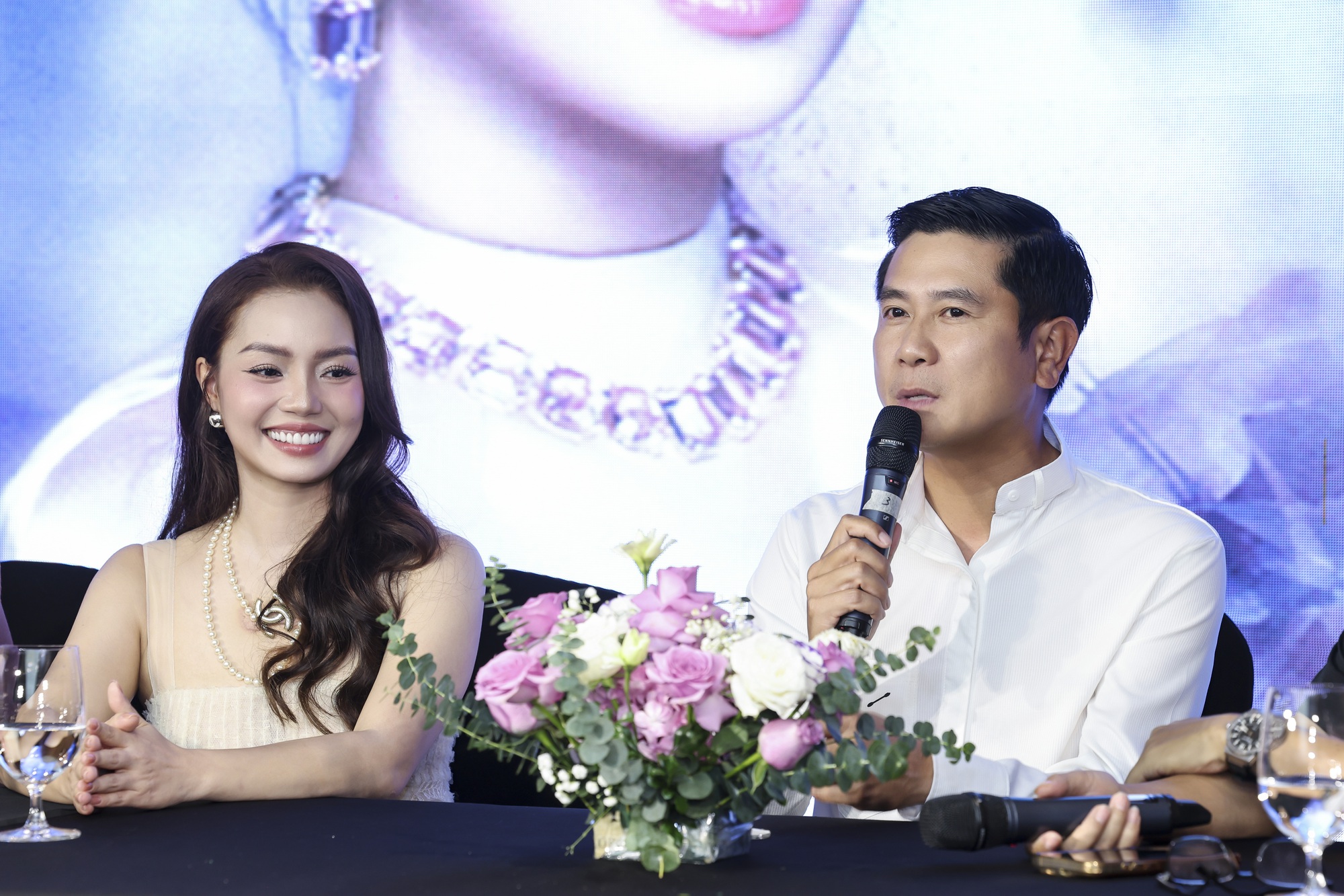 Nguyễn Ngọc Anh bên cạnh nhạc sĩ Hồ Hoài Anh