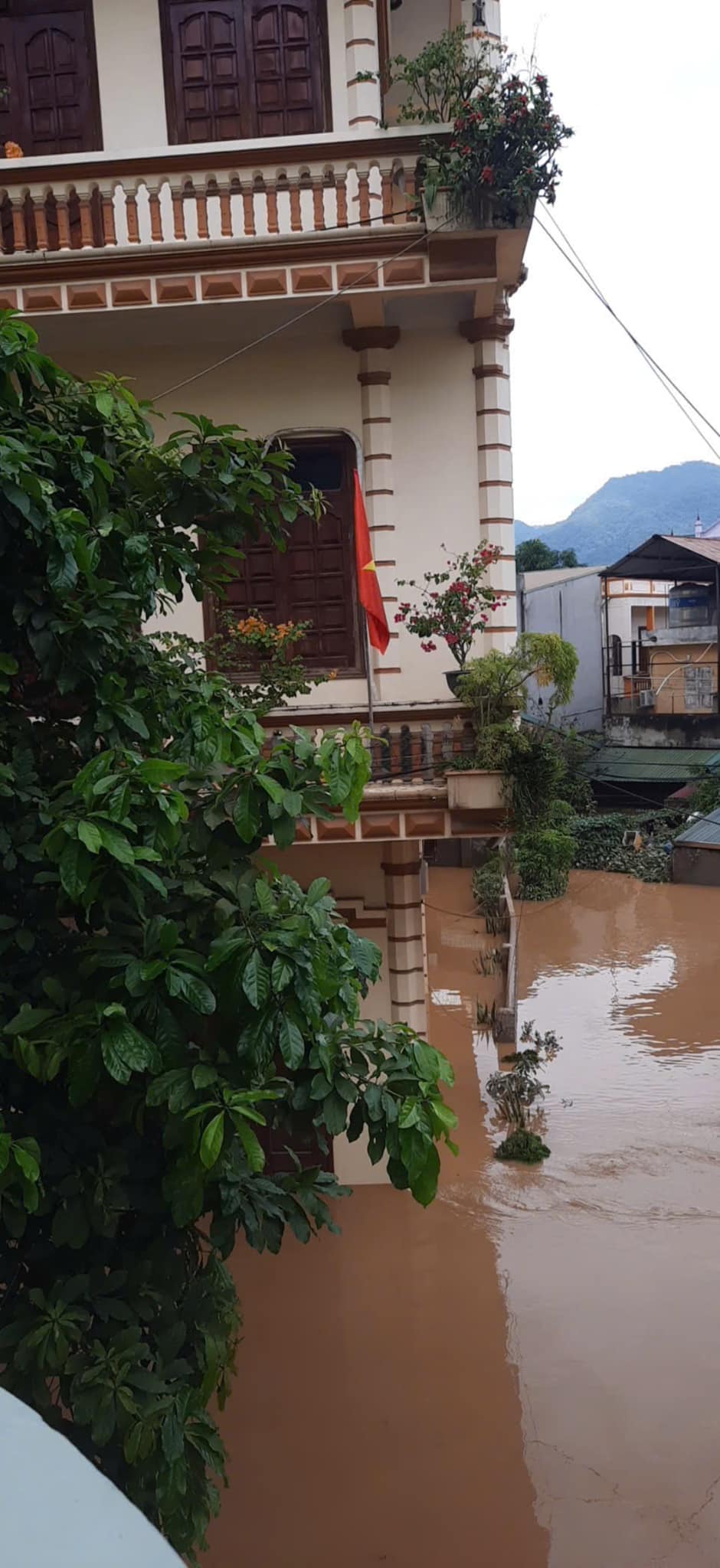 Ngôi nhà 3 tầng của Lương Thuỳ Linh ở Cao Bằng đã bị ngập tầng 1 Nhà Lương Thuỳ Linh ngập nước tầng 1