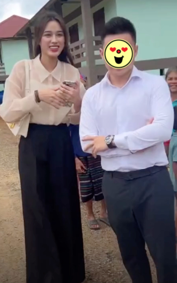 Đỗ Thị Hà đồng hành cùng bạn trai trong nhiều chuyến công tác
