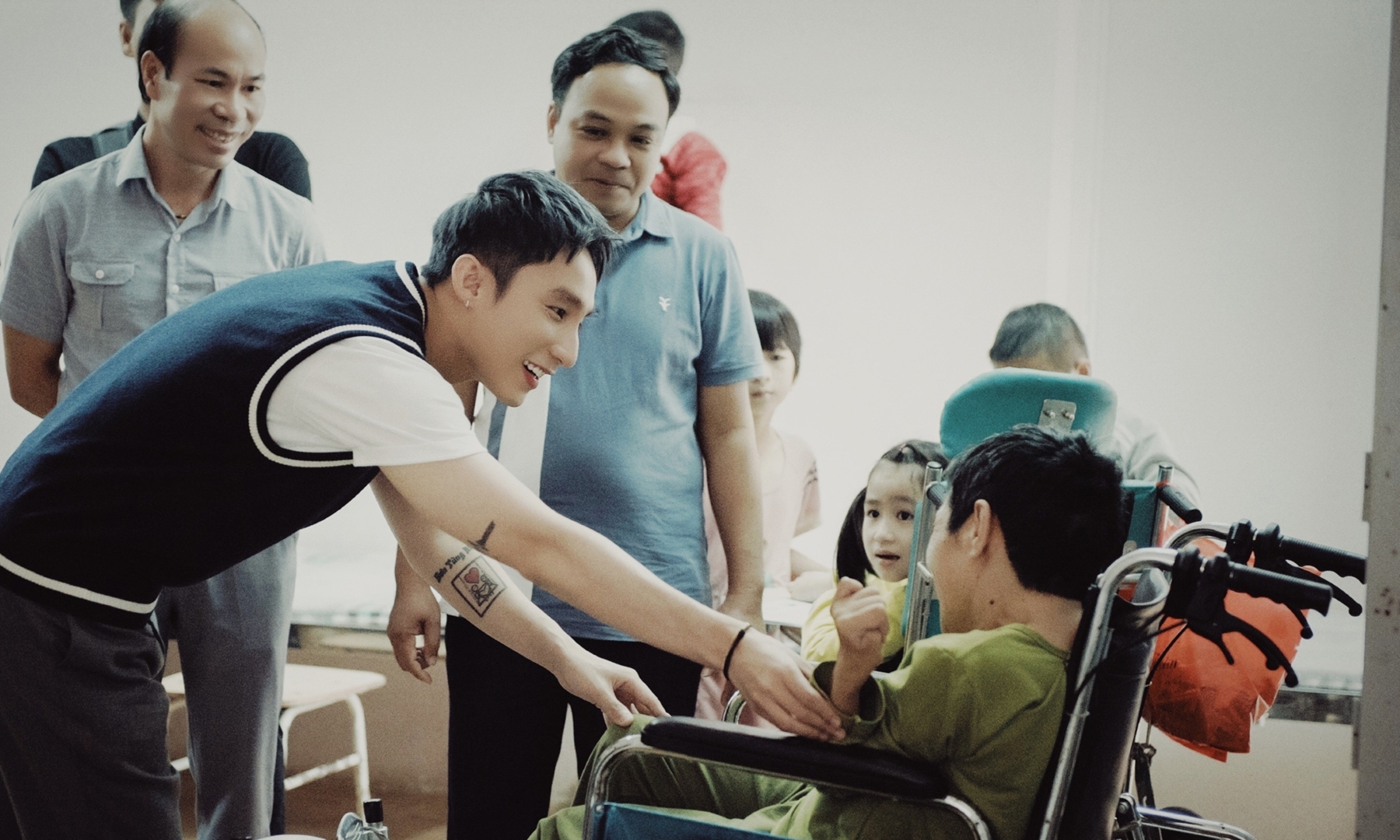 Sơn Tùng đến thăm Trung tâm Phục hồi chức năng người khuyết tật tại Hà Nội