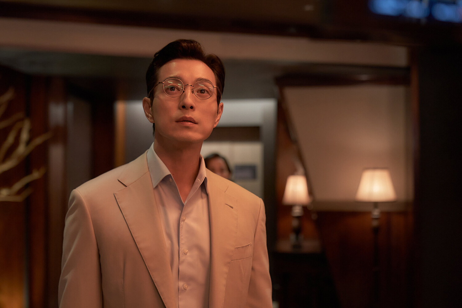 Phim 18+ Hàn Quốc gây tranh cãi nhất 2025: Cặp chính đẹp điên đảo cõi mạng, xem 1 lần là quá ít- Ảnh 3. Jung Seong Il trong vai bác sĩ tâm thần