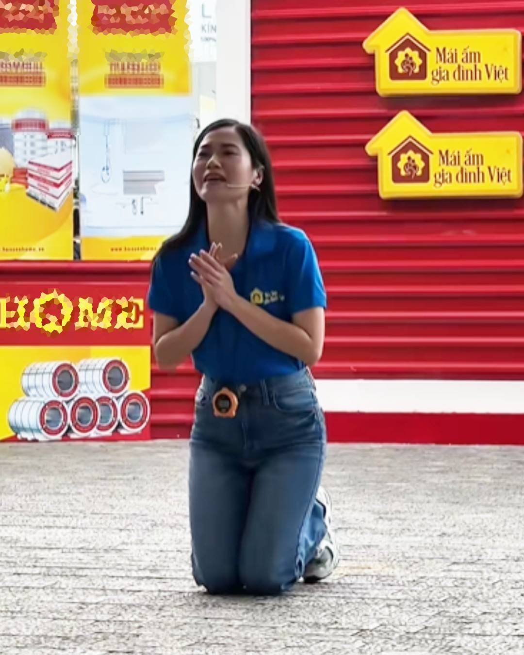 Lâm Vỹ Dạ quỳ gối kêu gọi từ thiện